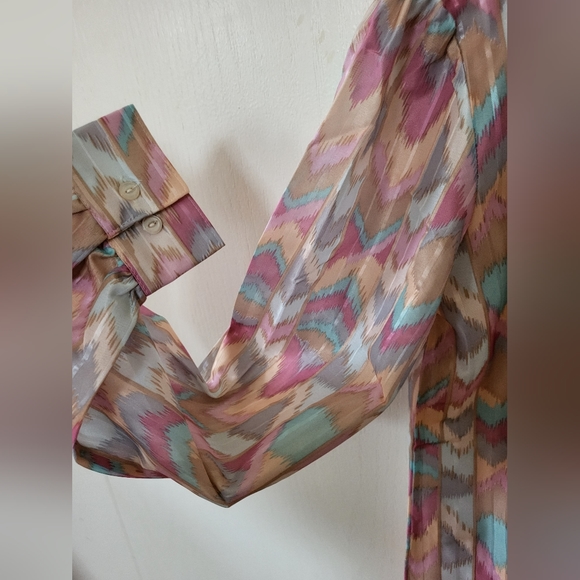 NWOT Queens Way to Fashion Multi Color Chevron Neck Tie Blouse Sz 10 - Picture 3 of 5